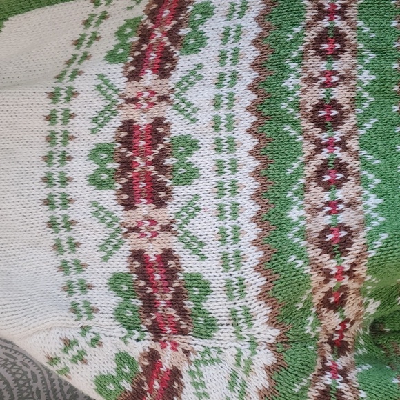 FREE WITH PURCHASE: Vintage Cozy Winter Sweater - Picture 2 of 4